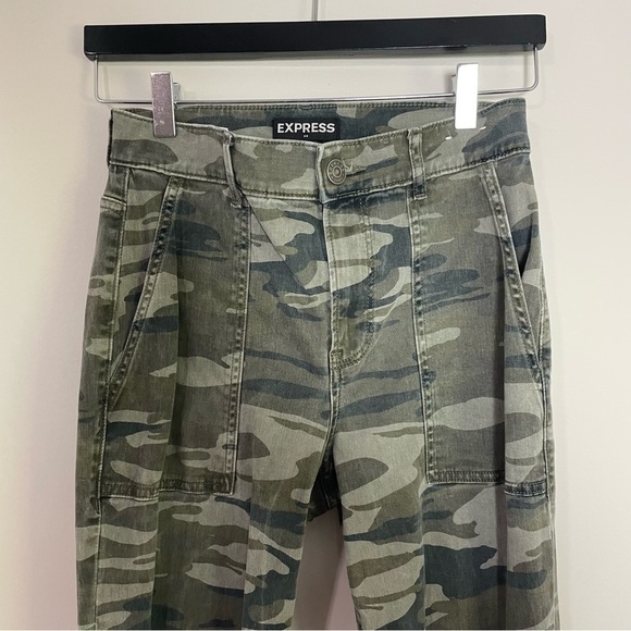 [Express] Women's Camo Print High Rise Jogger Style Straight Leg Cargo Pants - Picture 2 of 9